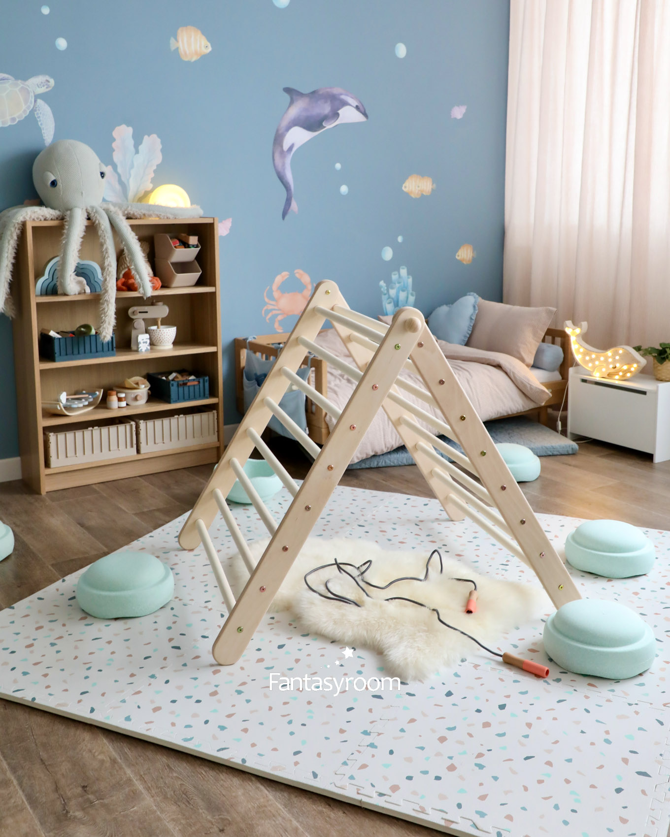 Blaues Kinderzimmer mit Puzzlematte und Kletterdreieck