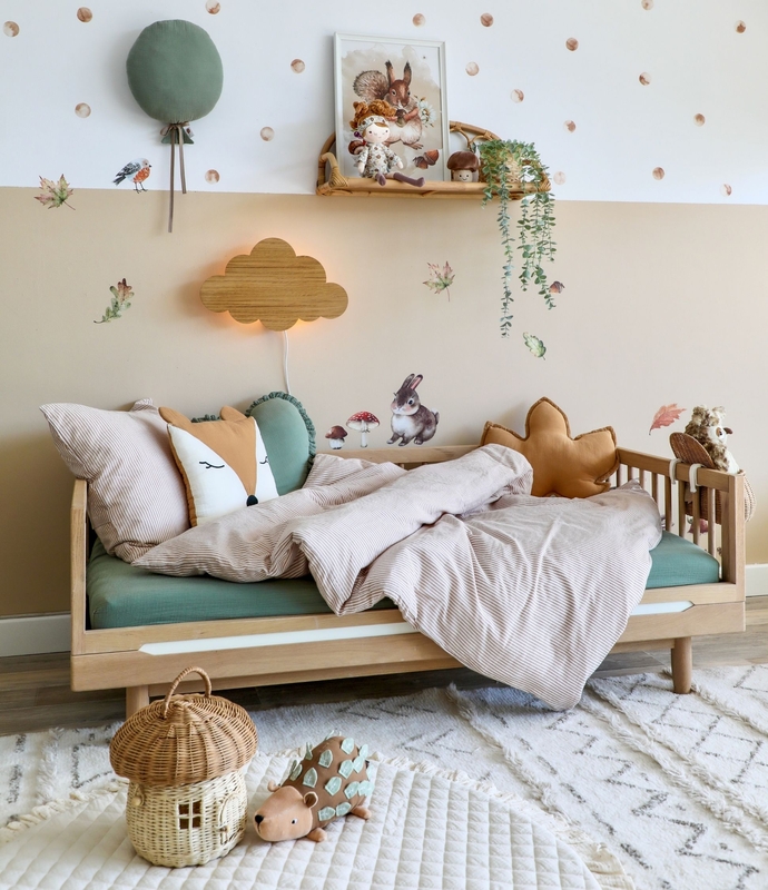 Kleinkindzimmer in warmen Naturfarben mit Waldtiere Deko &amp; Textilien