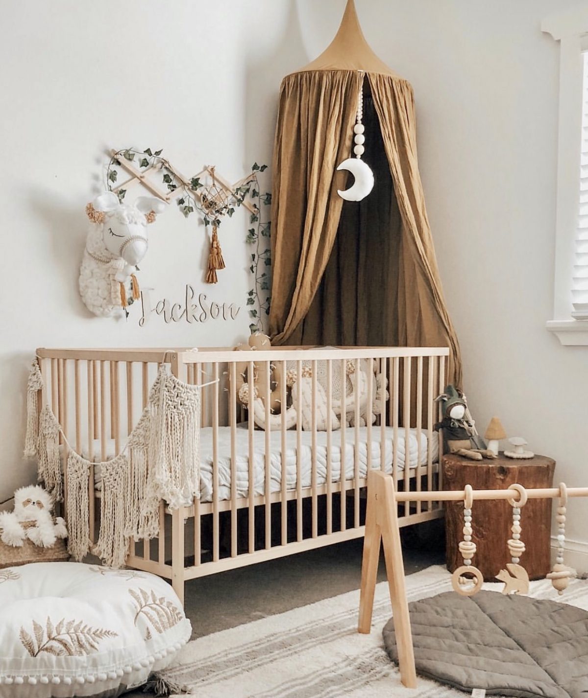 Babyzimmer in warmen Farben mit Boho Deko