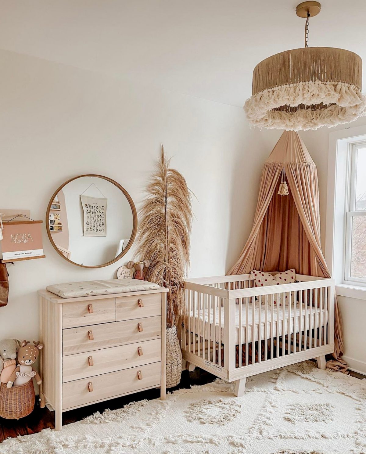 Babyzimmer im Boho Stil mit Holzmöbeln & Konges Sløjd Betthimmel