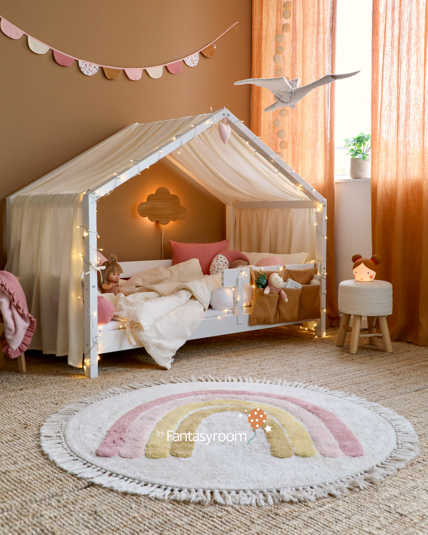 Kinder Hausbett mit Betthimmel, Musselin Textilien und gemütlicher Beleuchtung