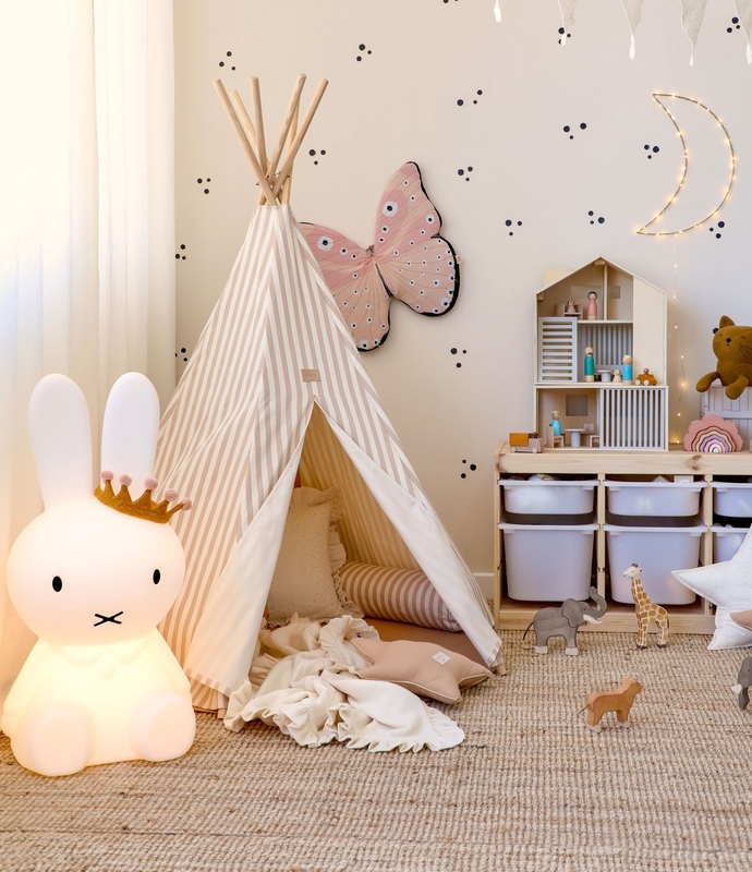 Spielzimmer in Creme &amp; Rosa mit Tipizelt, Miffy Lampe &amp; Holzspielzeug