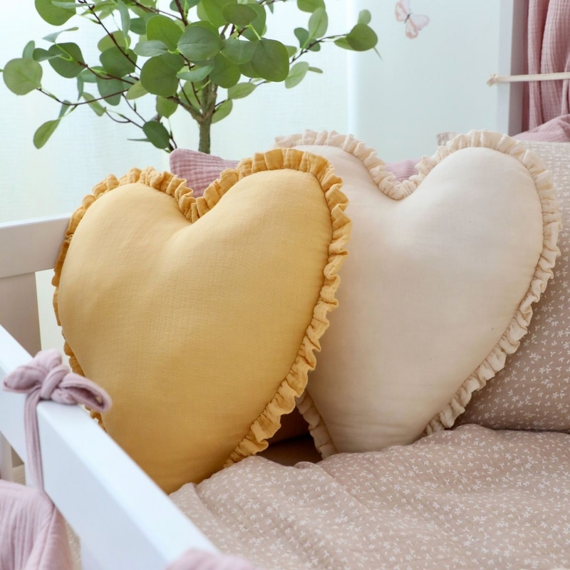 Shop-the-Look-kinderzimmer-hausbett-lila-gelb-creme-dinkiballoon-240310n3