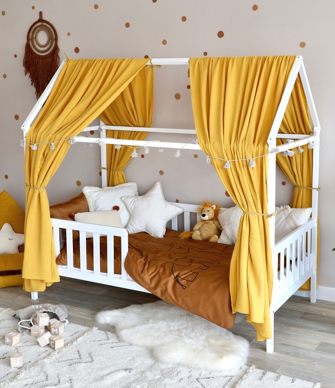 Kinderzimmer mit Hausbetthimmeln in Senfgelb