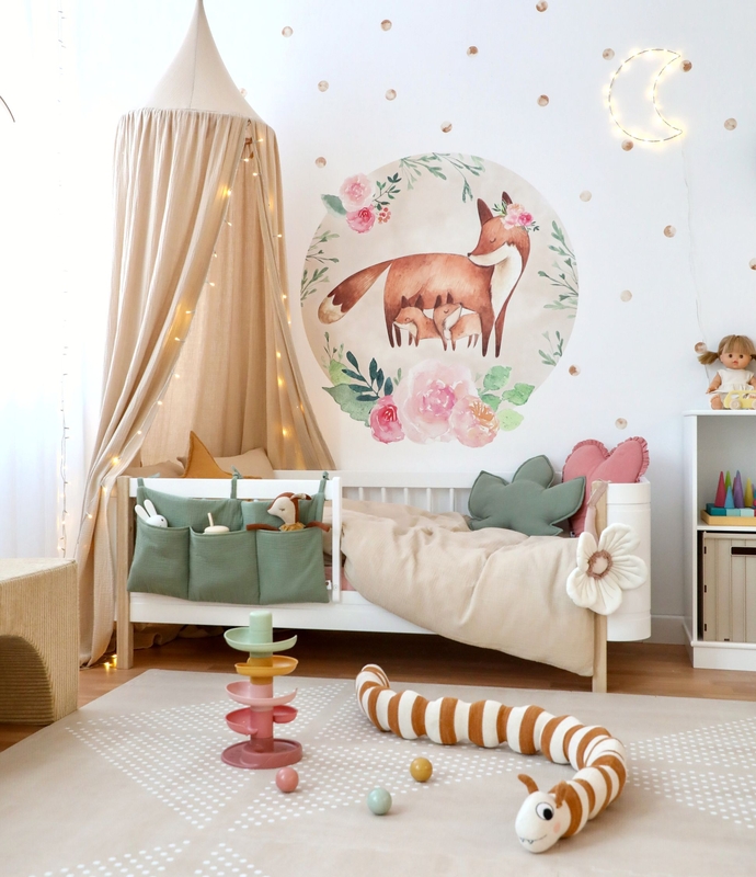 Kinderzimmer in Beige, Khaki &amp; Altrosa mit Fuchs-Wandtattoo