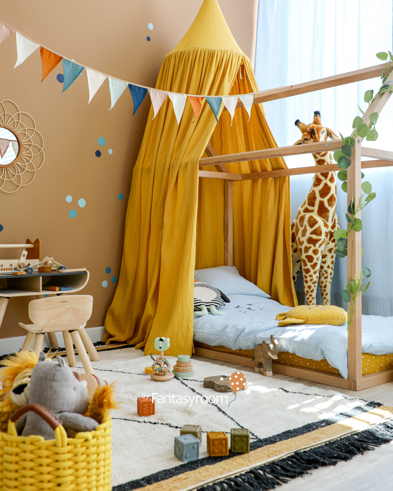 Kinderzimmer mit Hausbett, Musselin Baldachin und Spielecke