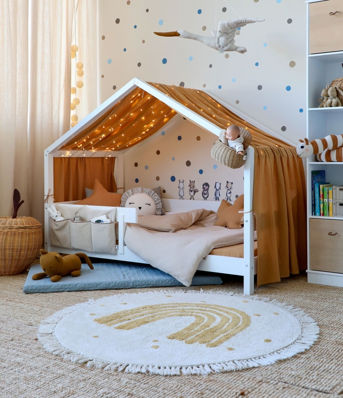 Hausbett-Zimmer mit Betthimmel &amp; Kuscheltextilien in Camel, Creme &amp; Beige