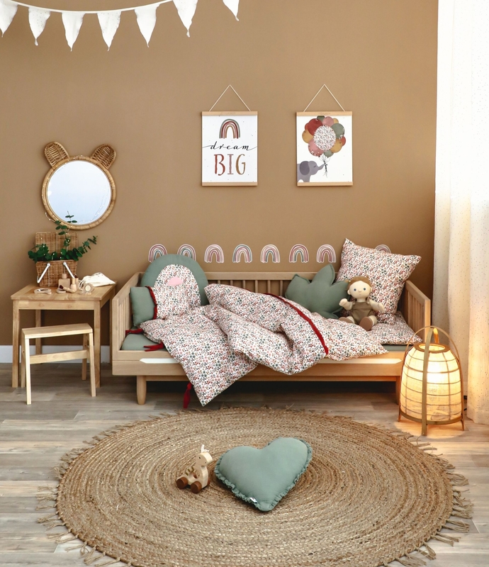 Kinderbett mit Blumentextilien &amp; Deko in Rostrot &amp; Khaki