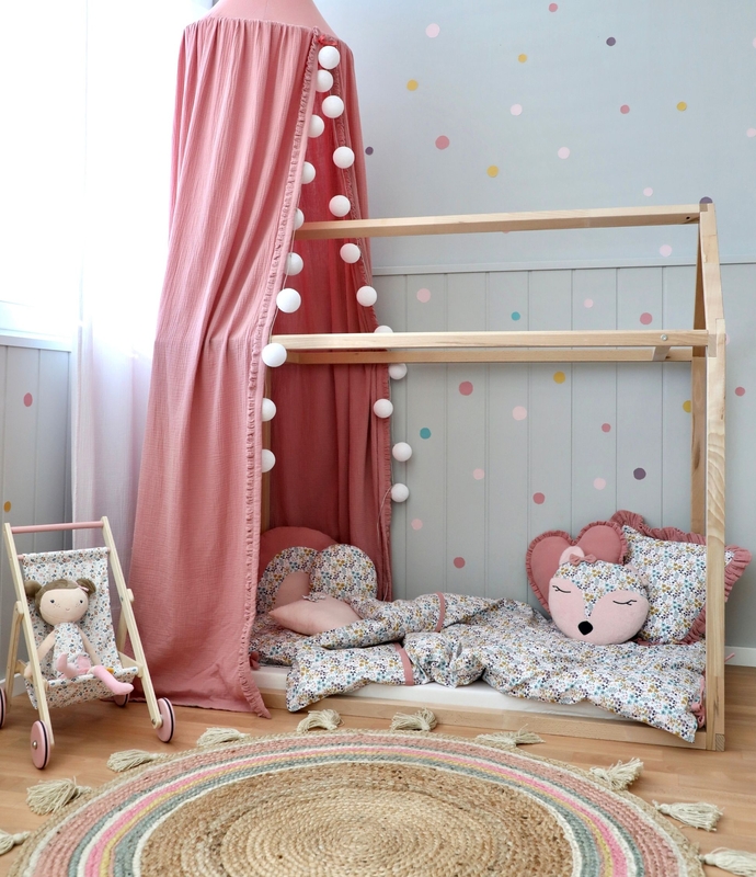 Kinderzimmer mit Hausbett, rosa Baldachin &amp; Puppenhaus