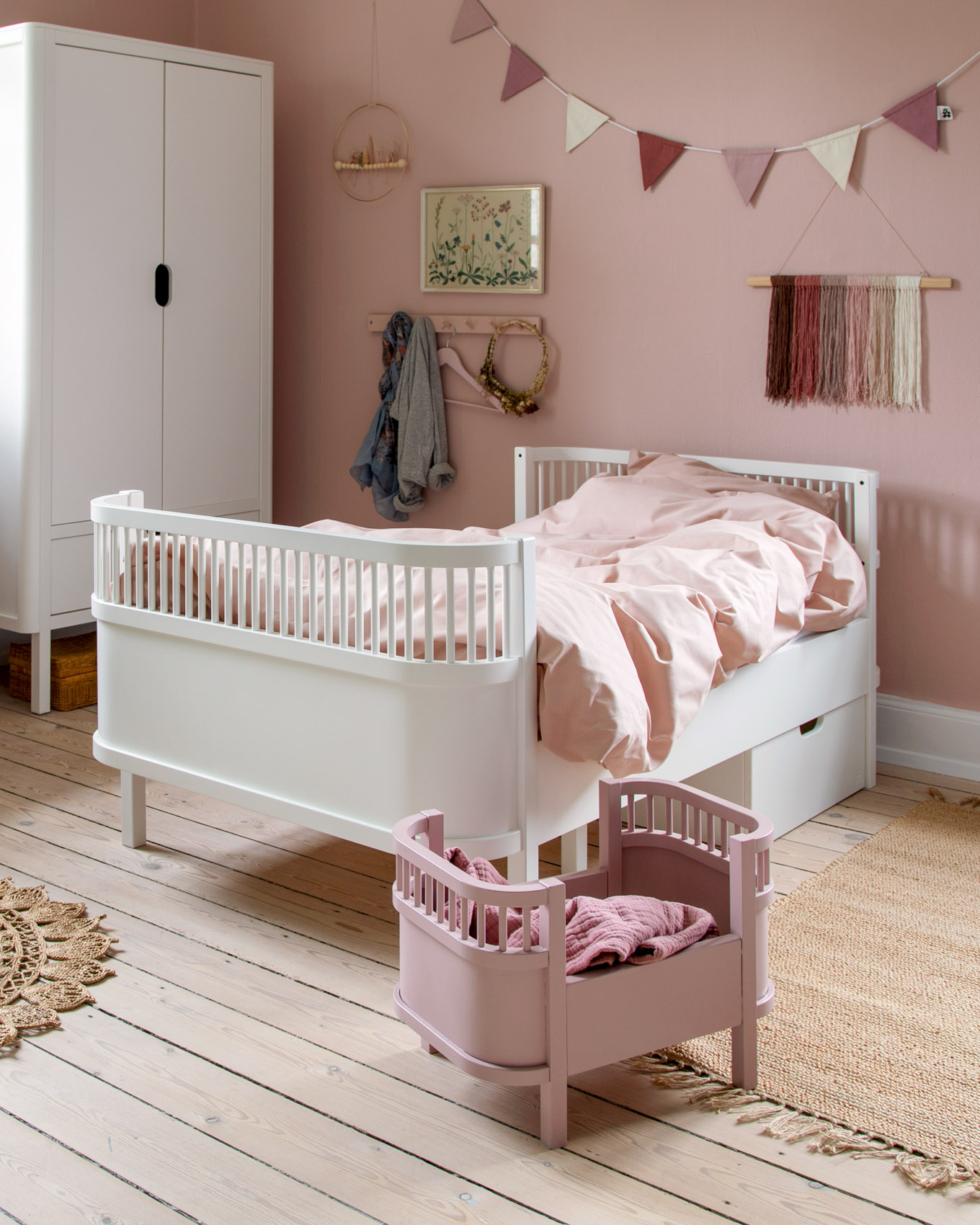 Mitwachsendes Sebra Bett im rosa Mädchen Kinderzimmer