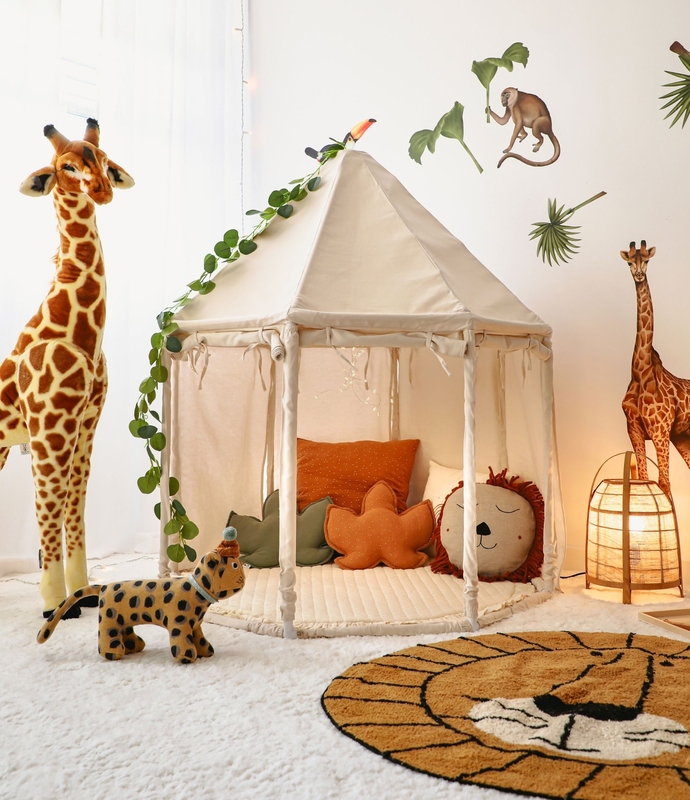 Spielzimmer mit Kids Concept Pavillon, Löwenteppich &amp; Safari Tieren