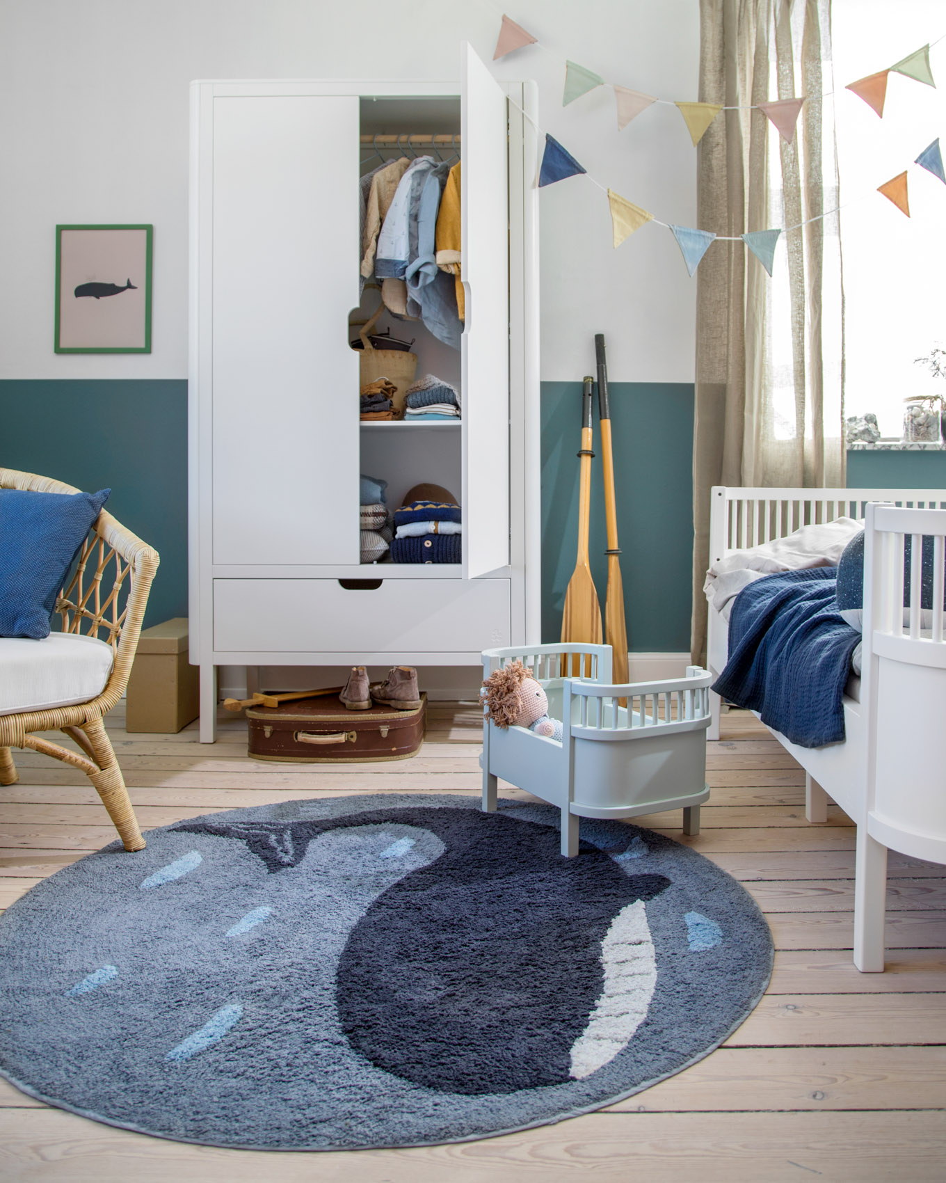 Sebra Kinderzimmer mit blauer Wandfarbe und blauem Teppich