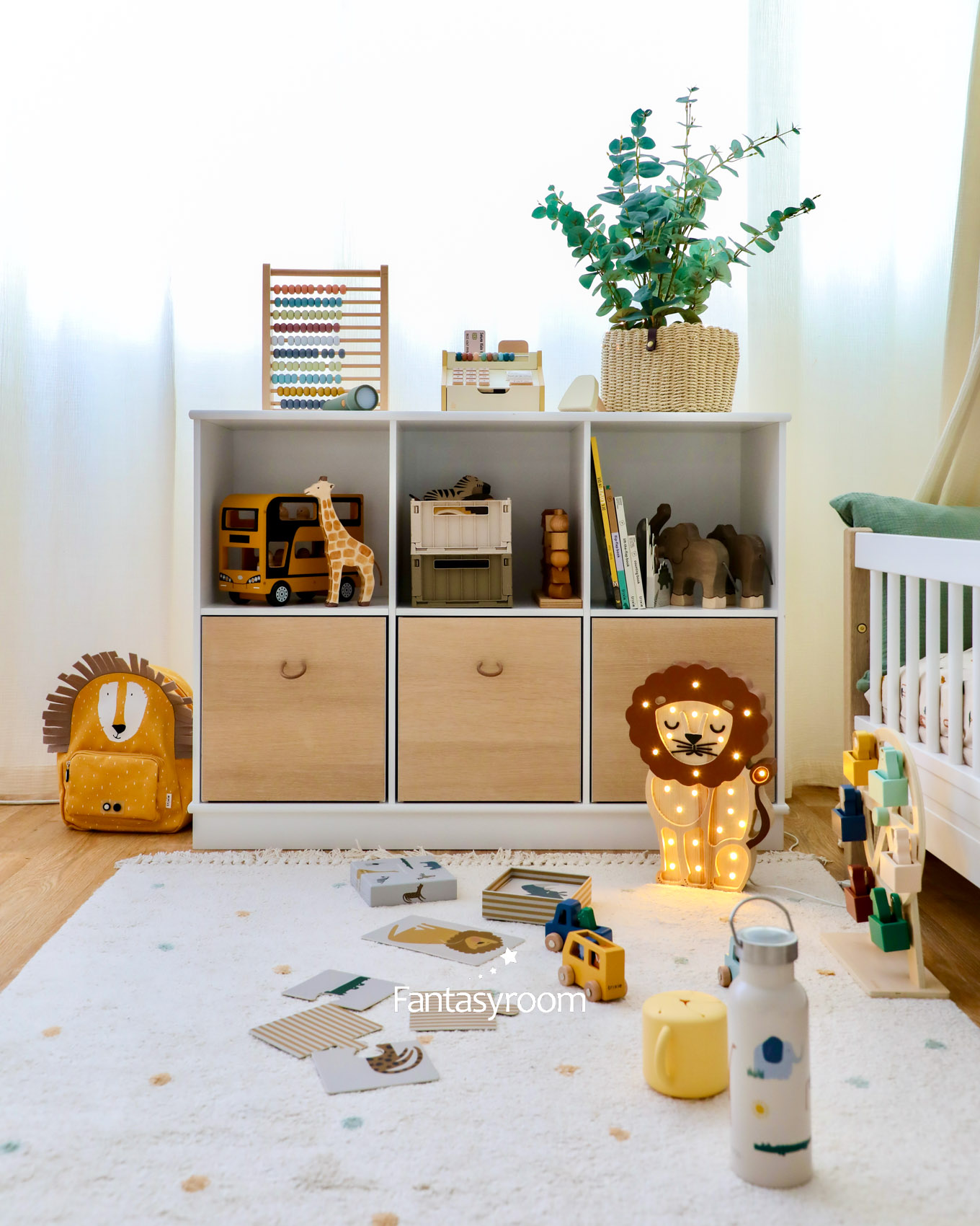 Kinderzimmer mit Spielzeugregal, Holzkisten und Spielzeug