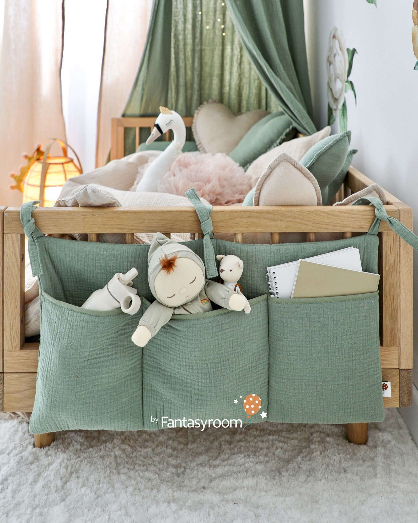 Handgemachte Betttasche aus Musselin als Aufbewahrung am Kinderbett