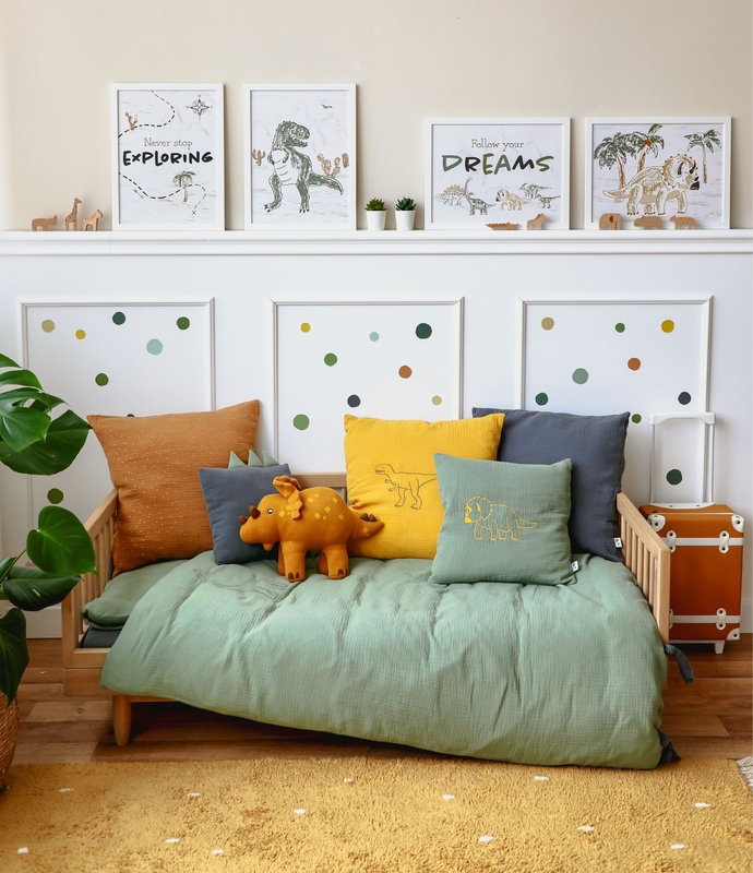 Kinderzimmer mit Dino-Bettwäsche &amp; Postern von Dinki Balloon