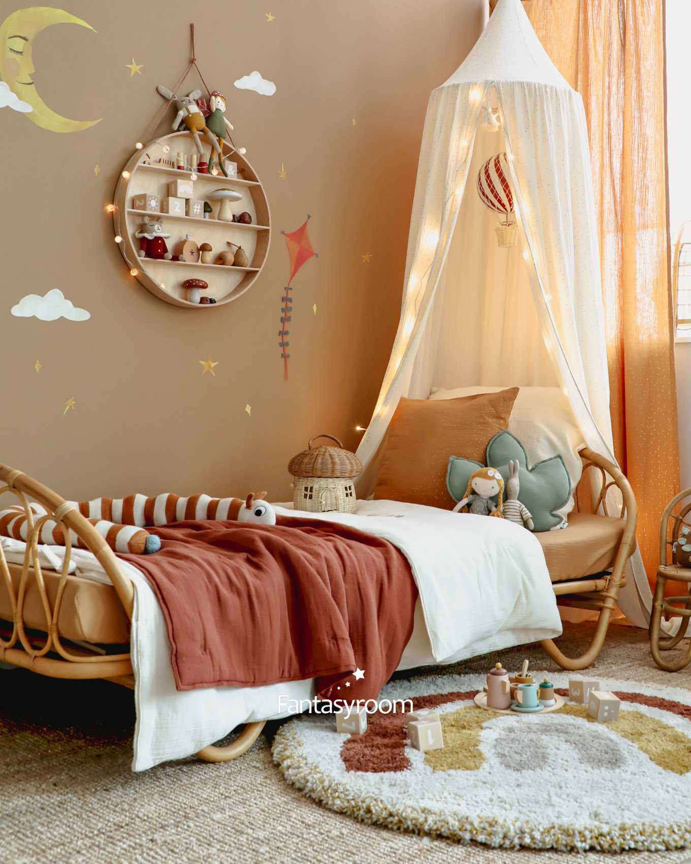 Kinderzimmer mit Rattanbett, Baldachin und Deko in Braun und Creme