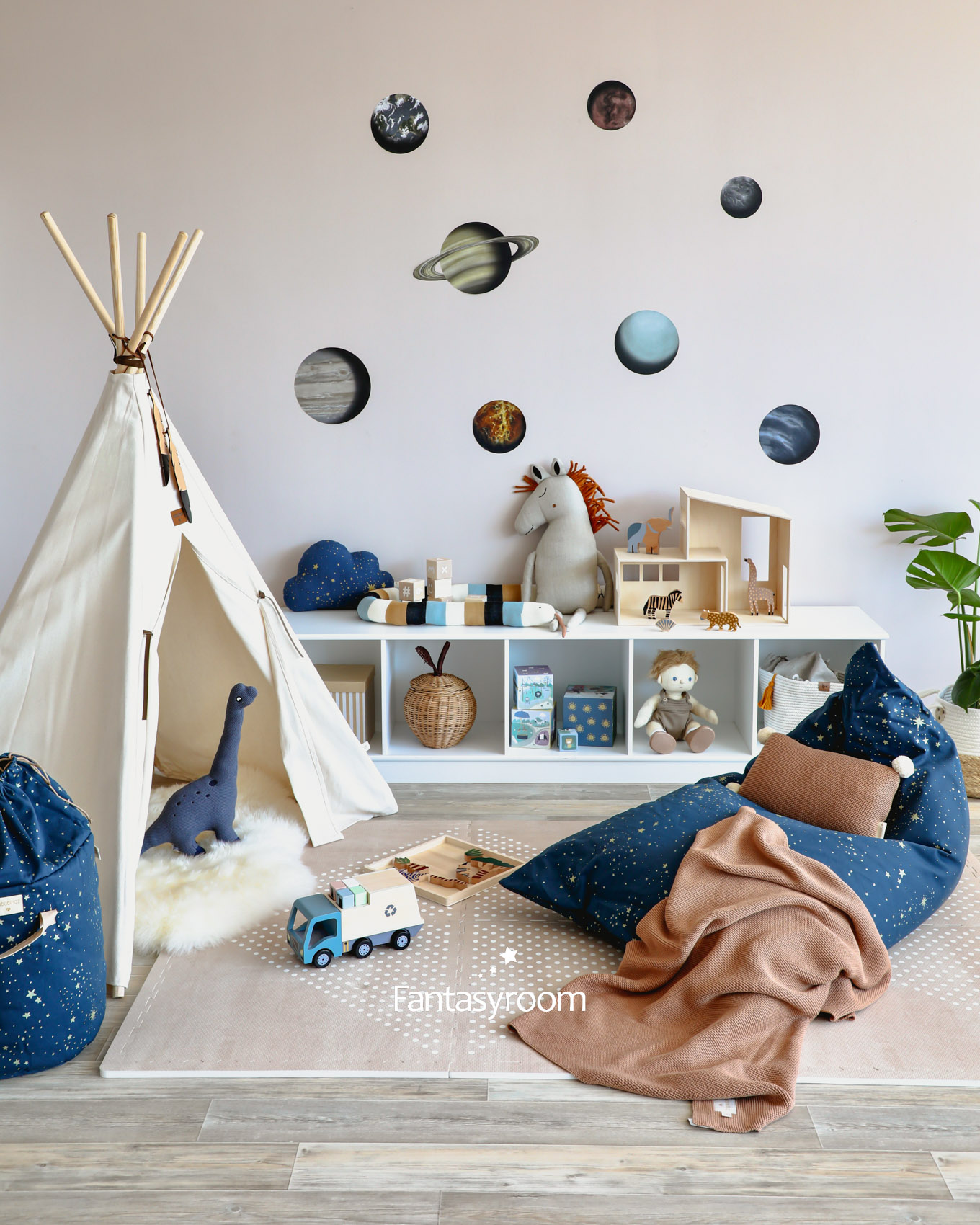 Spielzimmer mit beigen Wänden und Deko in Dunkelblau von Nobodinoz