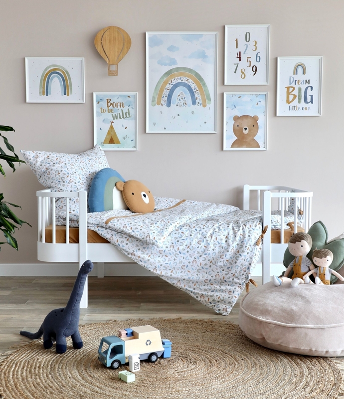 Kinderzimmer mit Juniorbett, Regenbogendeko &amp; bunten Postern