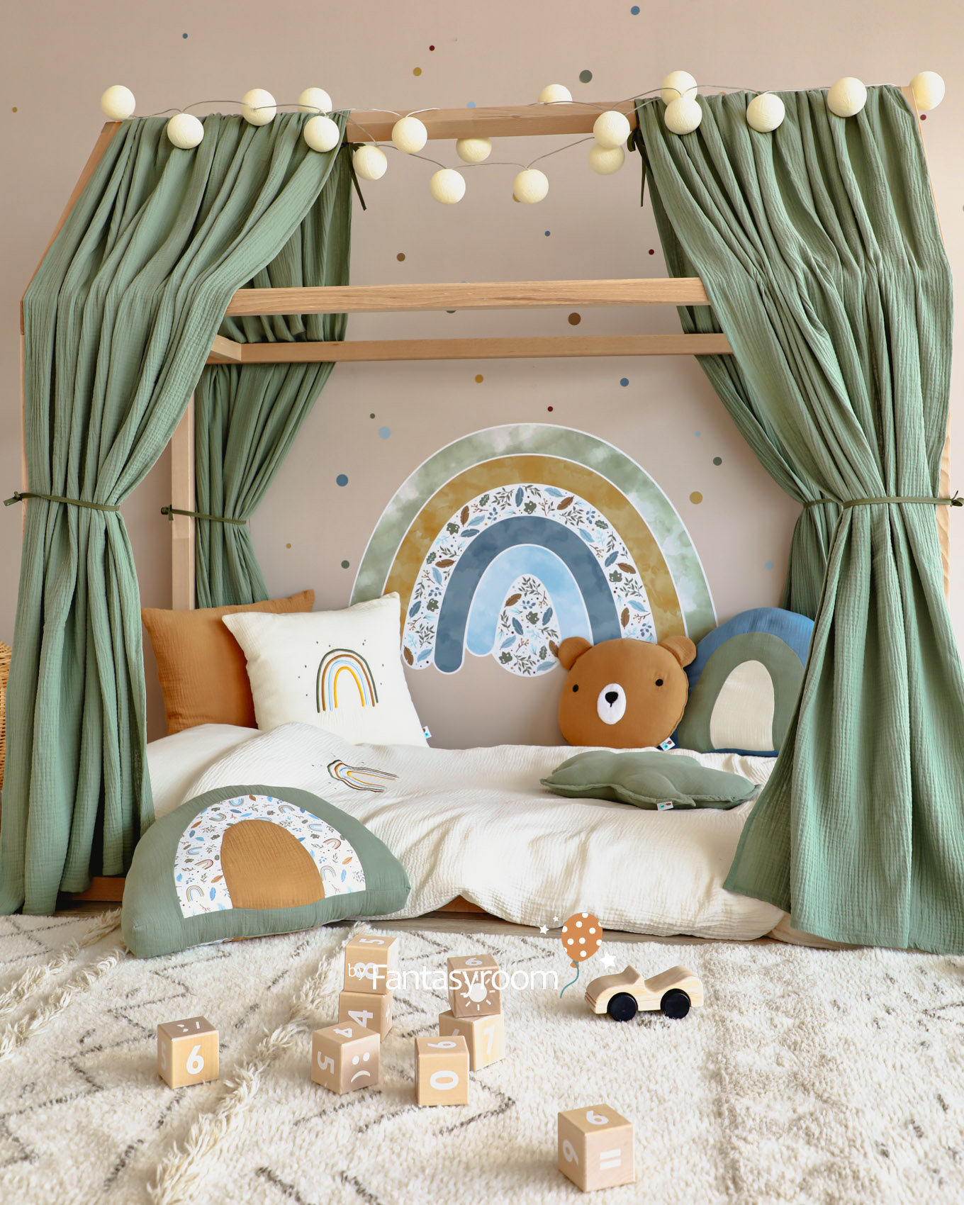 Kinderzimmer Regenbogen mit Hausbett, Betthimmeln, Wandtattoo und Bettwäsche