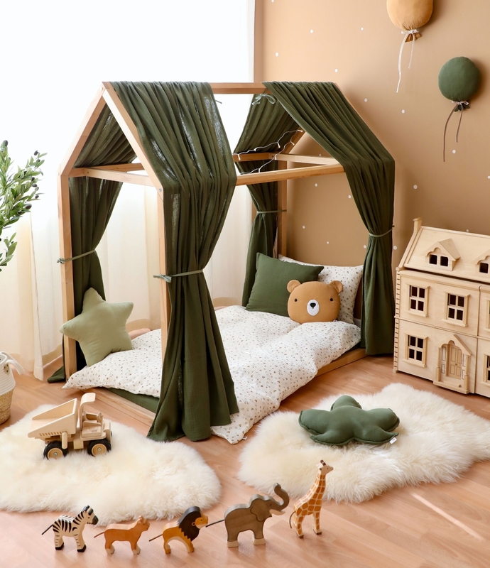 Montessori Hausbett für Kleinkinder mit dunkelgrüner Deko