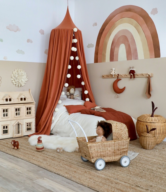 Kinderzimmer mit XL Regenbogen &amp; Deko in Beige &amp; Rost