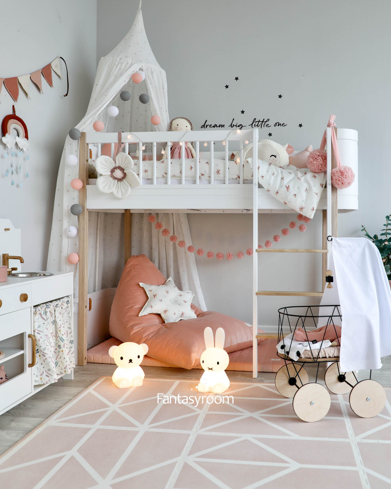 Kinderzimmer rosa/grau mit Hochbett von Oliver Furniture