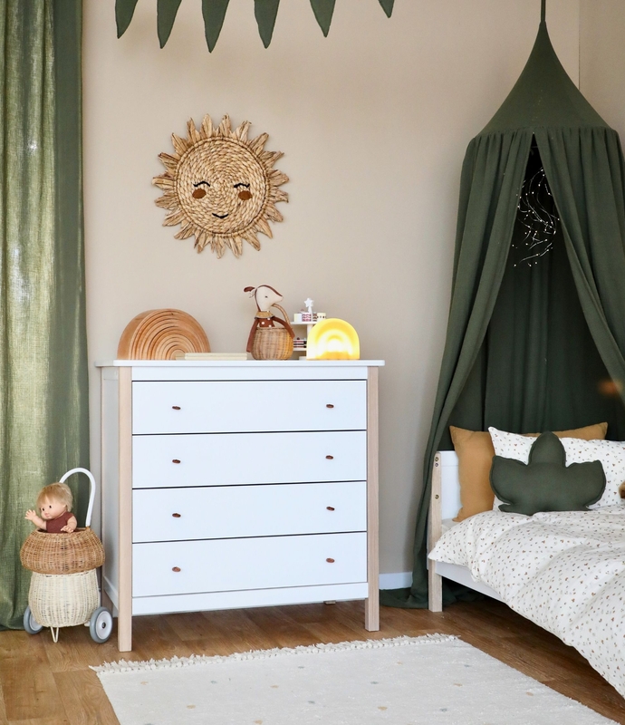 Kinderzimmer mit weißen Möbeln &amp; Naturdeko in Beige- &amp; Grüntönen