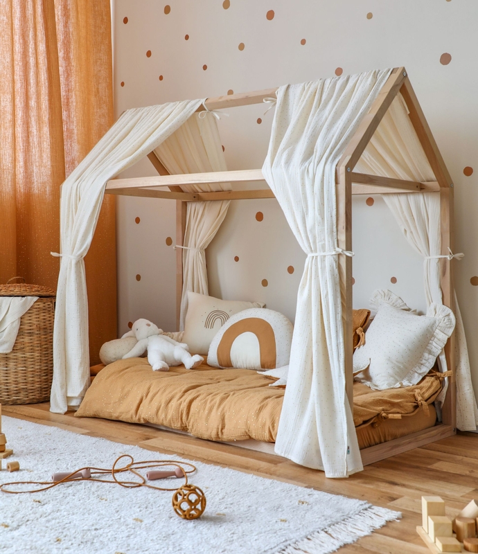 Hausbett mit kuscheligen Musselintextilien in Creme &amp; Camel