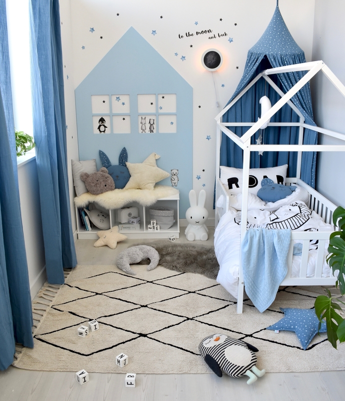 Kinderzimmer mit Hausbett in Blau/Weiß