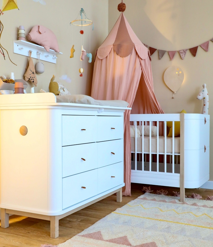 Babyzimmer in Beige &amp; Rosa mit Oliver Furniture Wood Möbeln