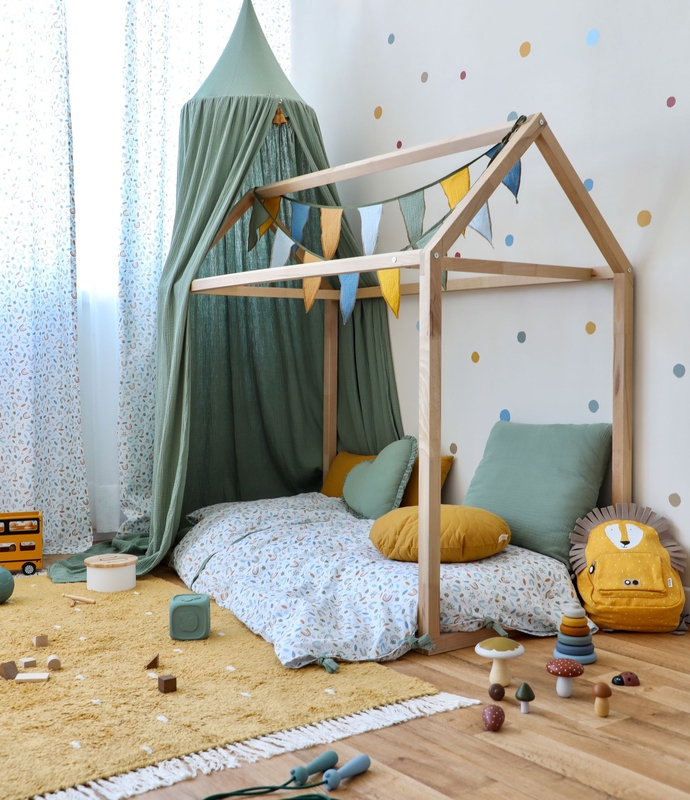 Hausbett mit Regenbogen Deko &amp; Holzspielzeug