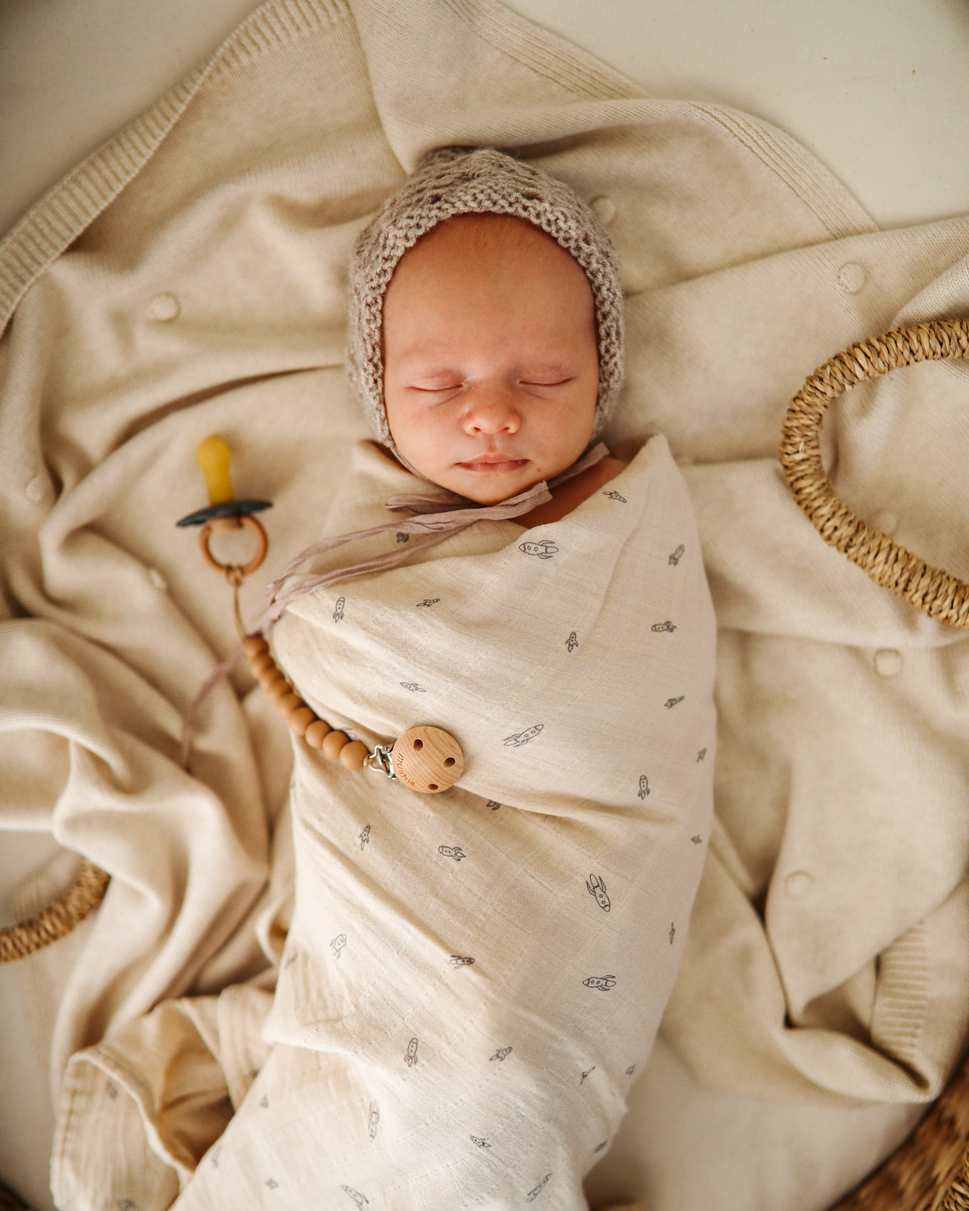 Baby pucken und beruhigen in Pucktuch/Mulltuch