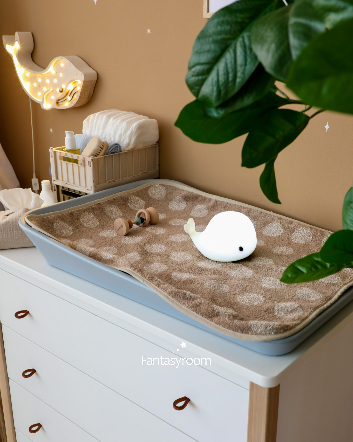 Wickelkommode mit Auflage, Nachtlicht und Wandlampe Wal