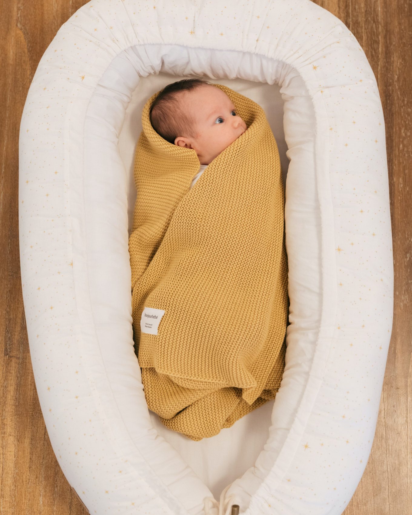 Pucken im Winter: Baby in Strickdecke pucken