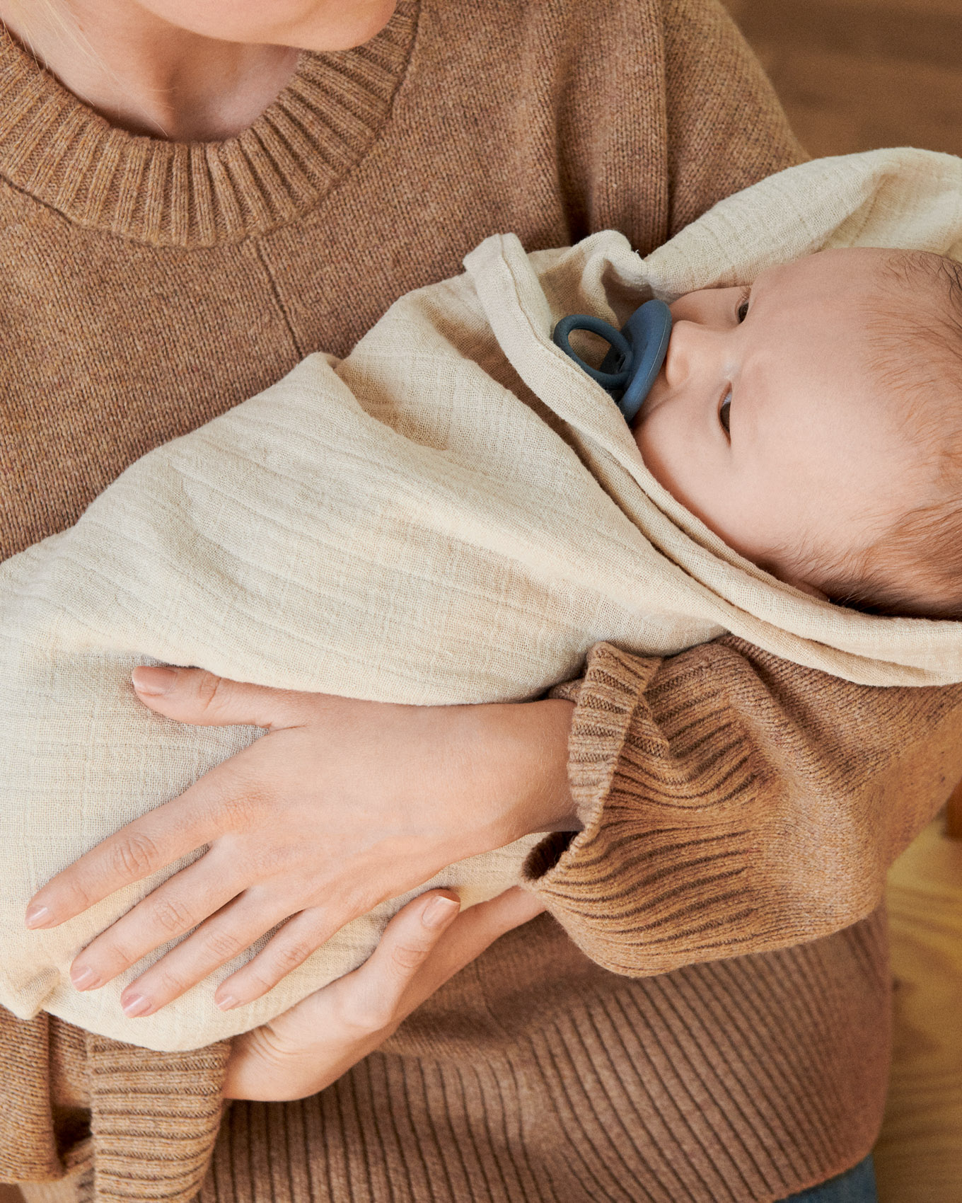 Baby pucken im Mulltuch