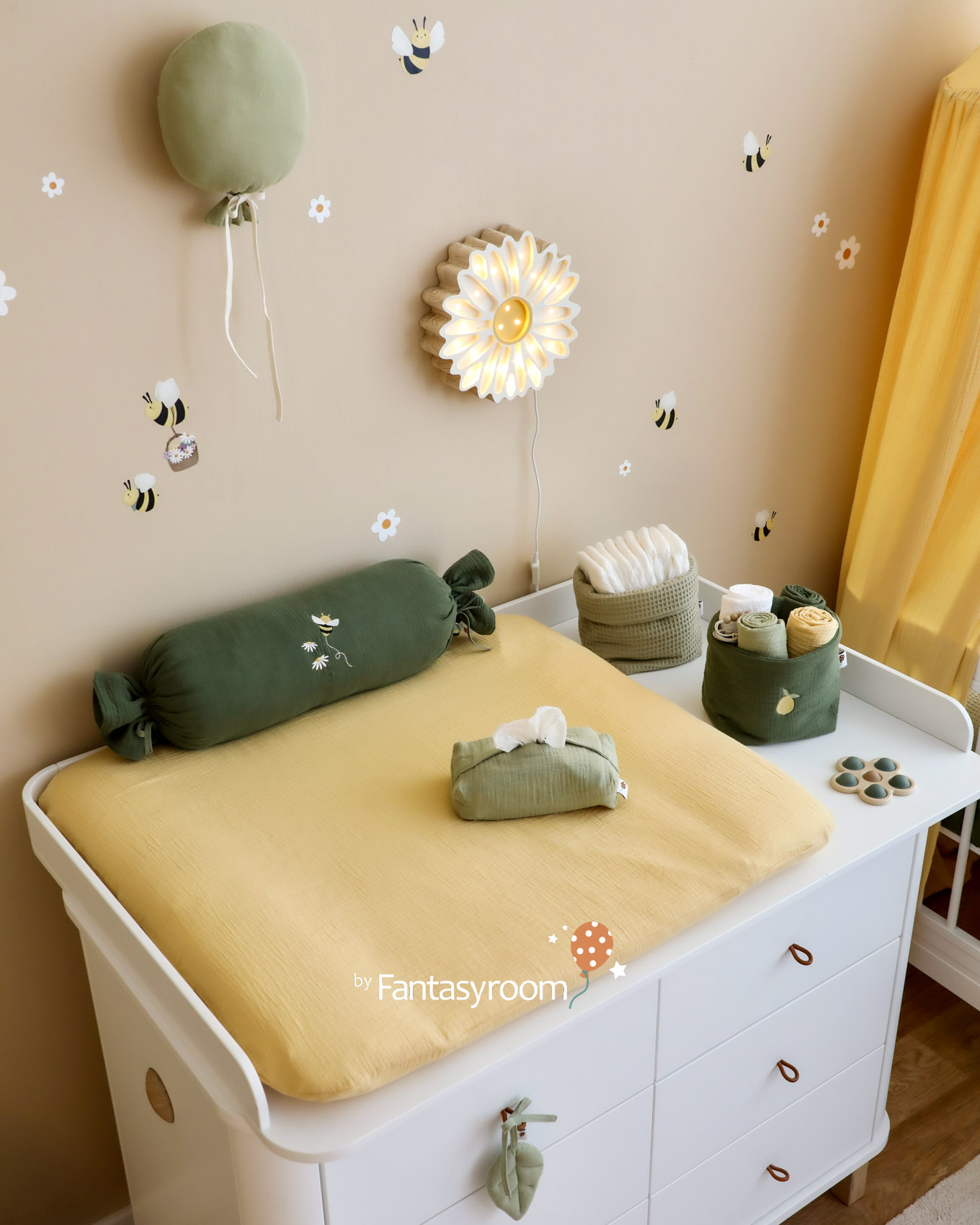 babyzimmer-dinki-balloon-bienen-blumen-gelb-gruen-2408-6Z8A0518-2