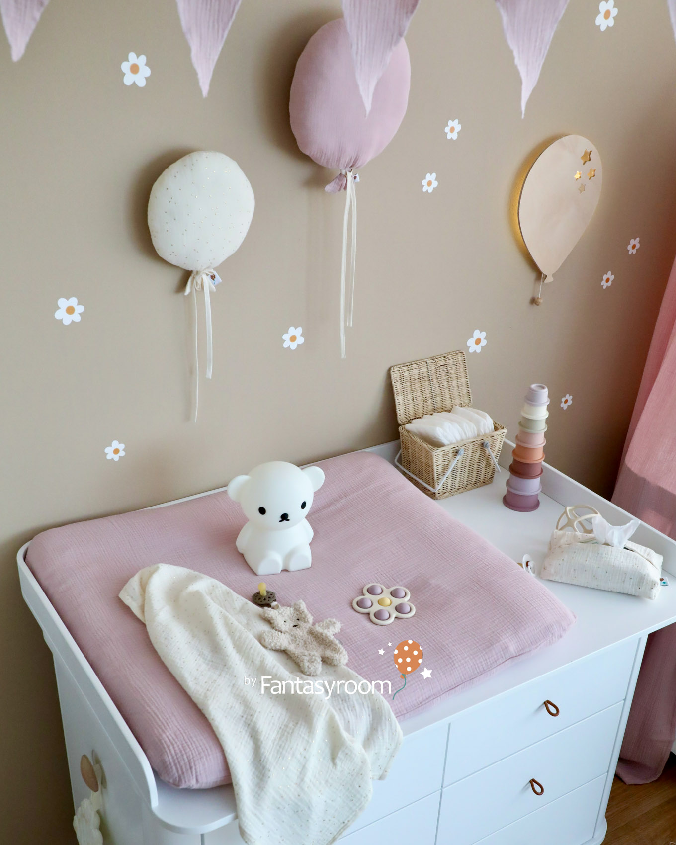 Wickelauflage mit Stoffbezug in Lila auf der weißen Wickelkommode