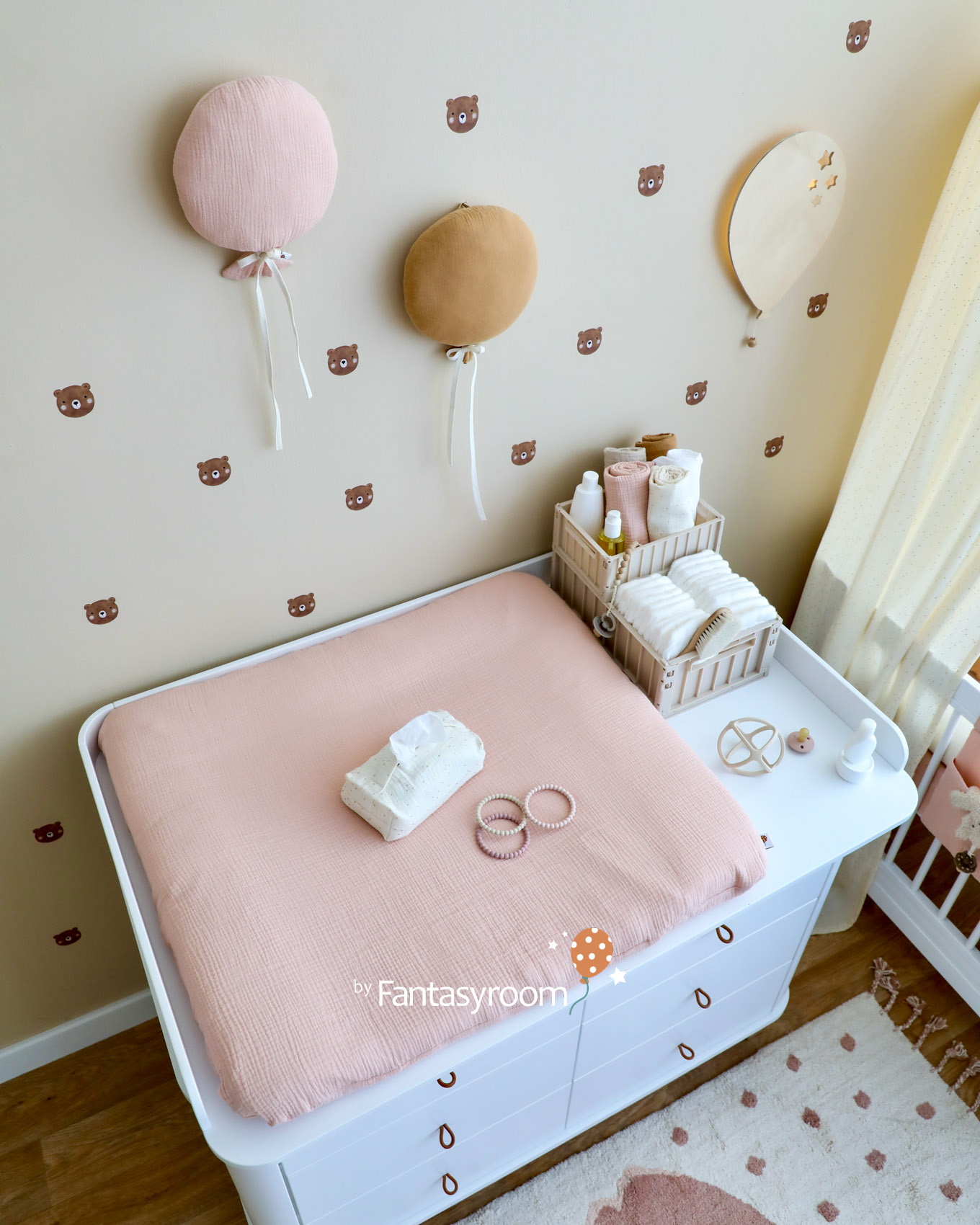 babyzimmer-maedchen-newborn-puderrosa-beige-baer-dinki-balloon-2408-6Z8A1290