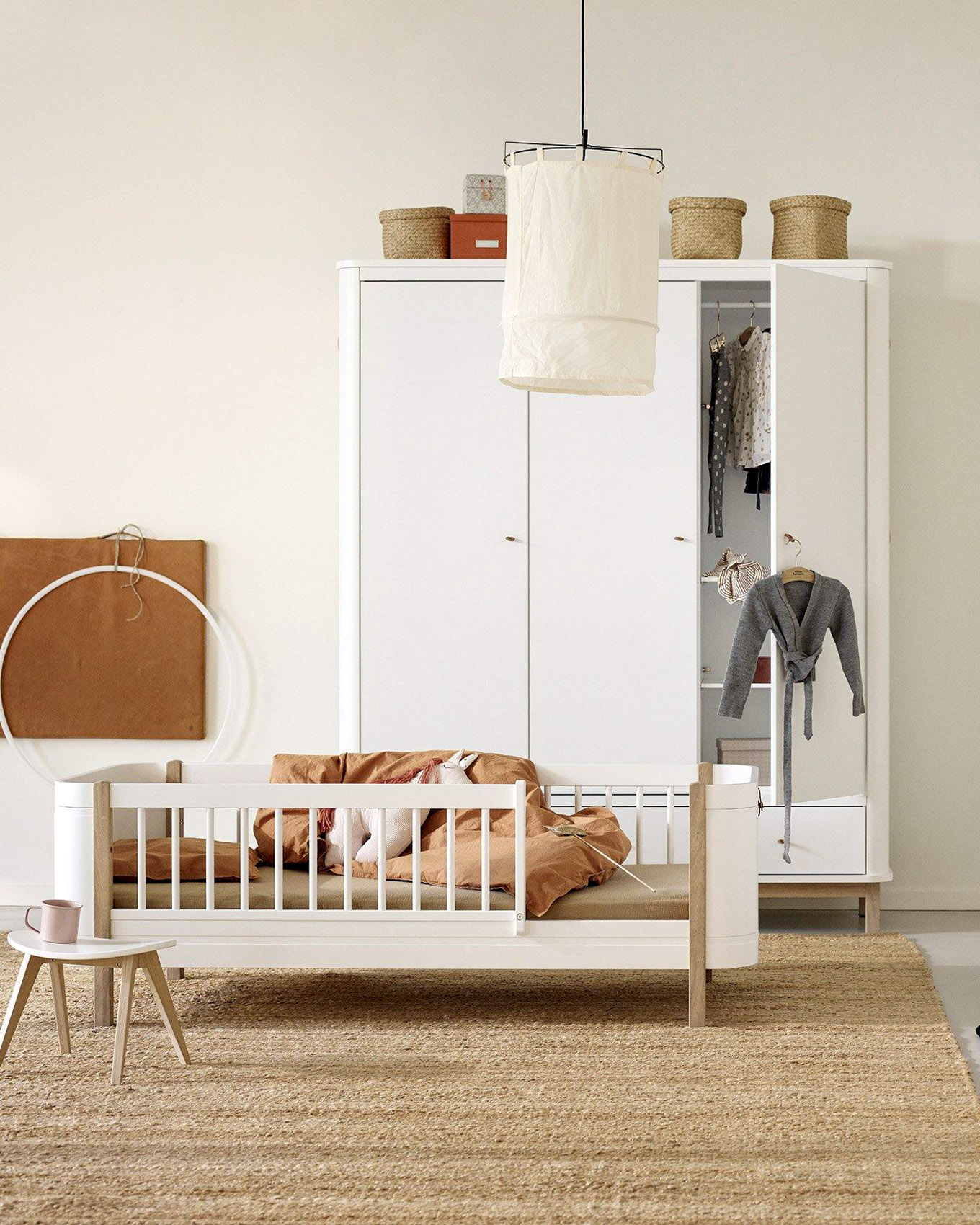 Kinderzimmer mit 3-türigem Kleiderschrank von Oliver Furniture