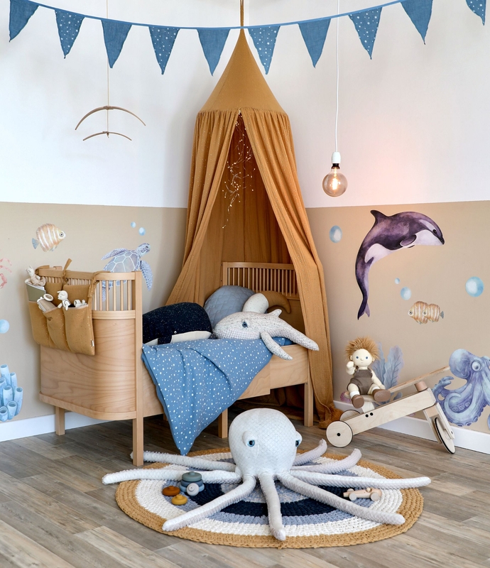 Kinderbett von Sebra mit Unterwasser-Deko in Blau &amp; Beige