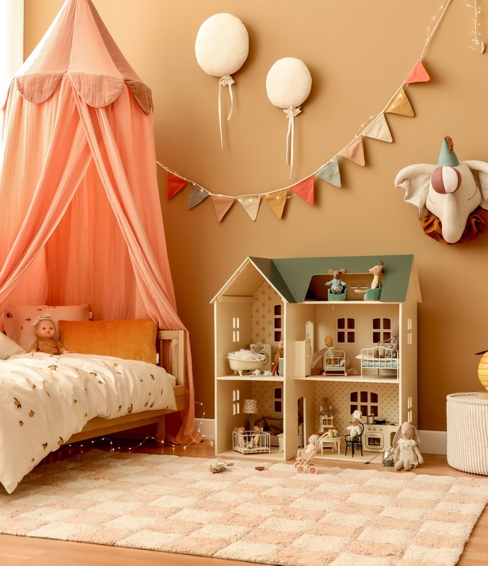 Kinderzimmer in Altrosa &amp; Braun mit Maileg Puppenhaus