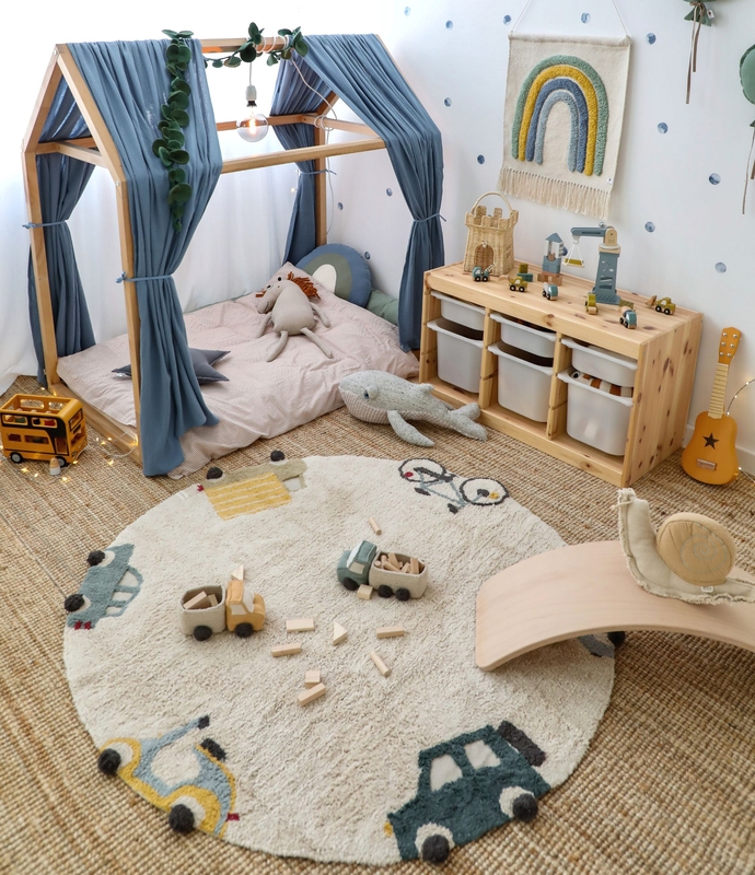 Spielzimmer mit Montessori Hausbett, Autoteppich &amp; Holzspielzeug