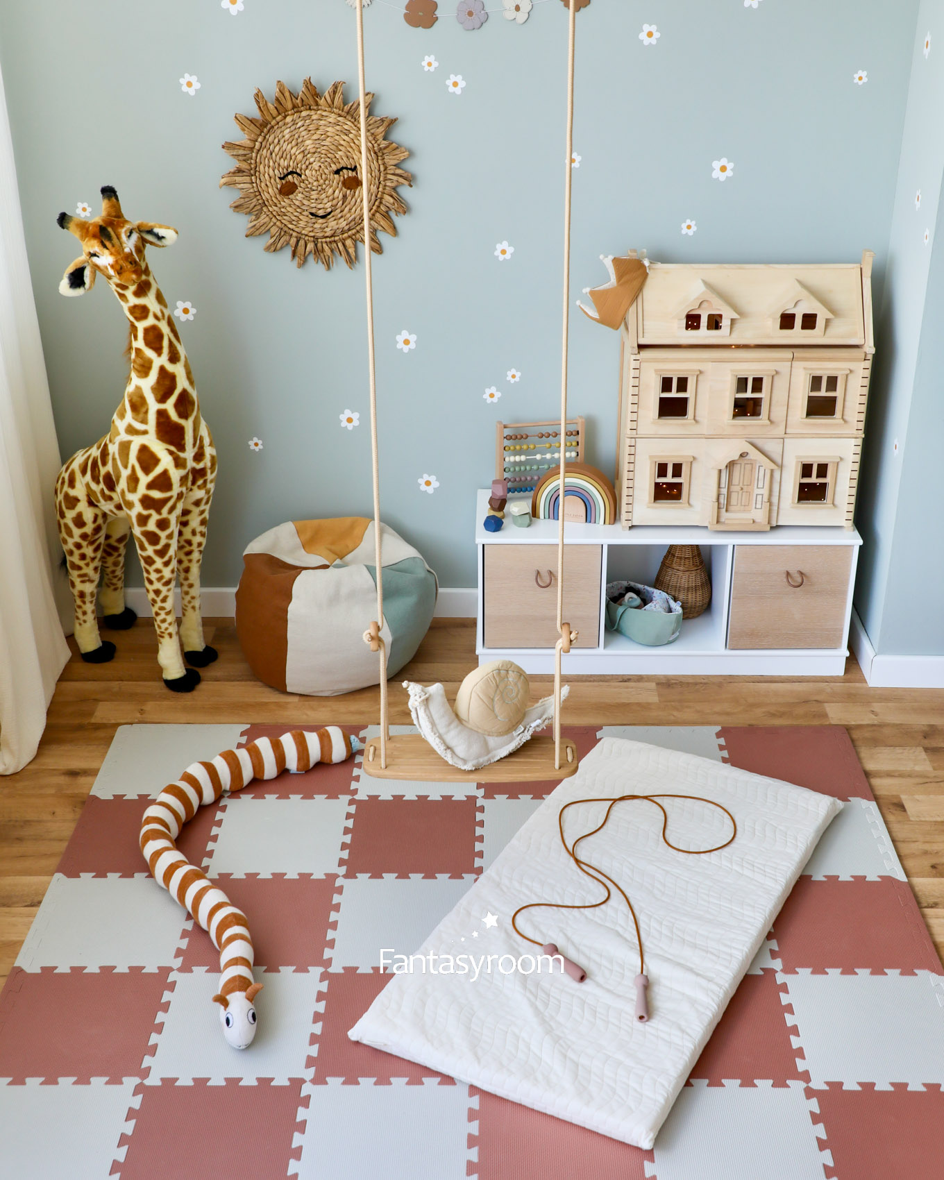 Kinder Spielzimmer mit Schaukel, Puzzlematte, Bodenmatratze und Spielzeug