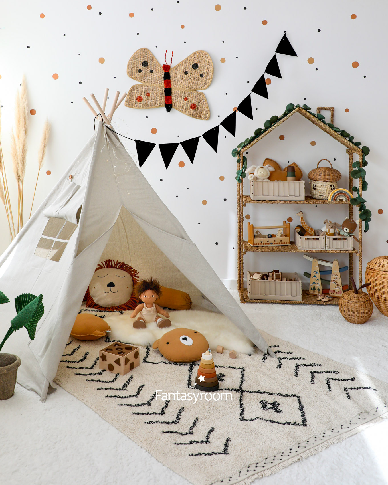 Kinderzimmer Spielecke mit Tipi und Spielzeug in Naturtönen und Schwarz