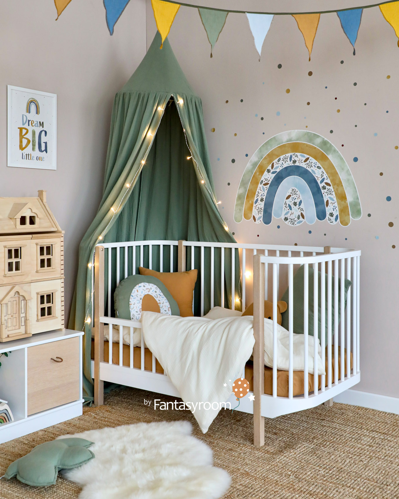 Gemütliches Kinderzimmer mit Kleinkindbett, Baldachin und Regenbogen Deko