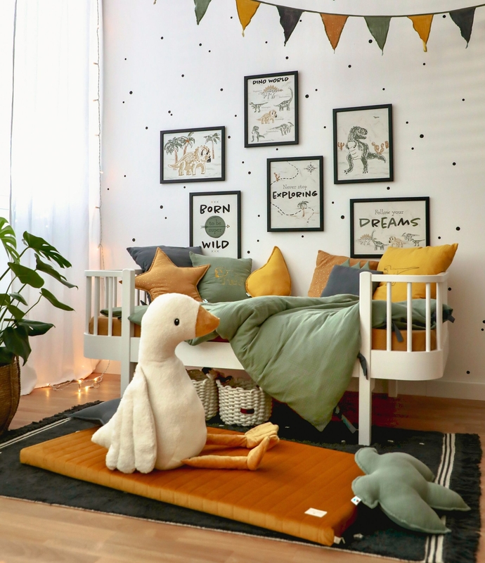 Kinderzimmer mit Dinopostern &amp; Bettwäsche von Dinki Balloon