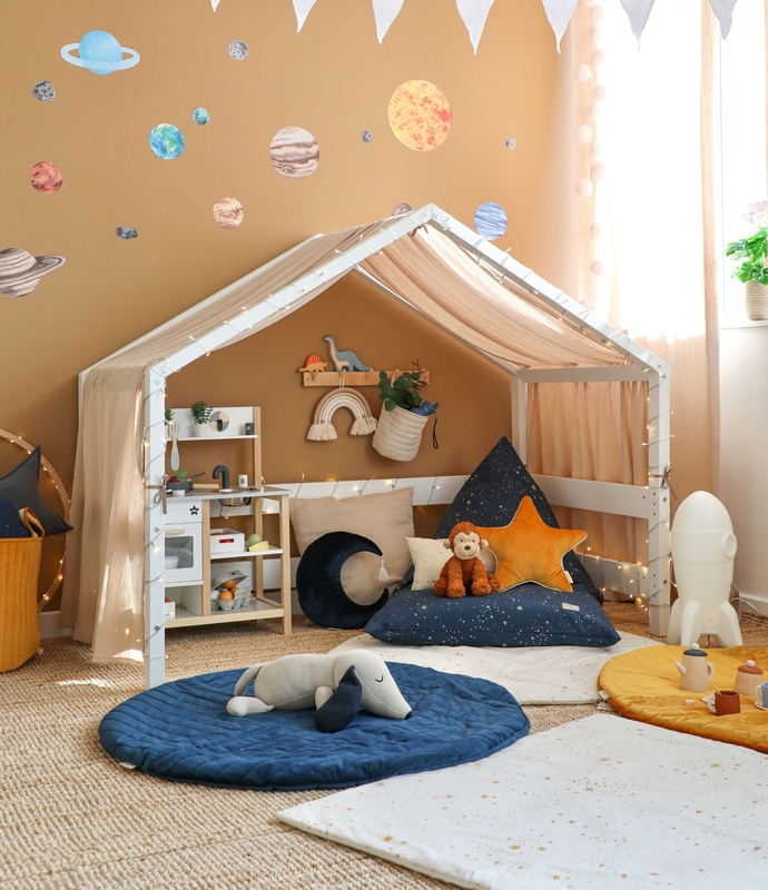 Spielhaus mit Kuschelecke &amp; Holzspielzeug im Weltall-Kinderzimmer