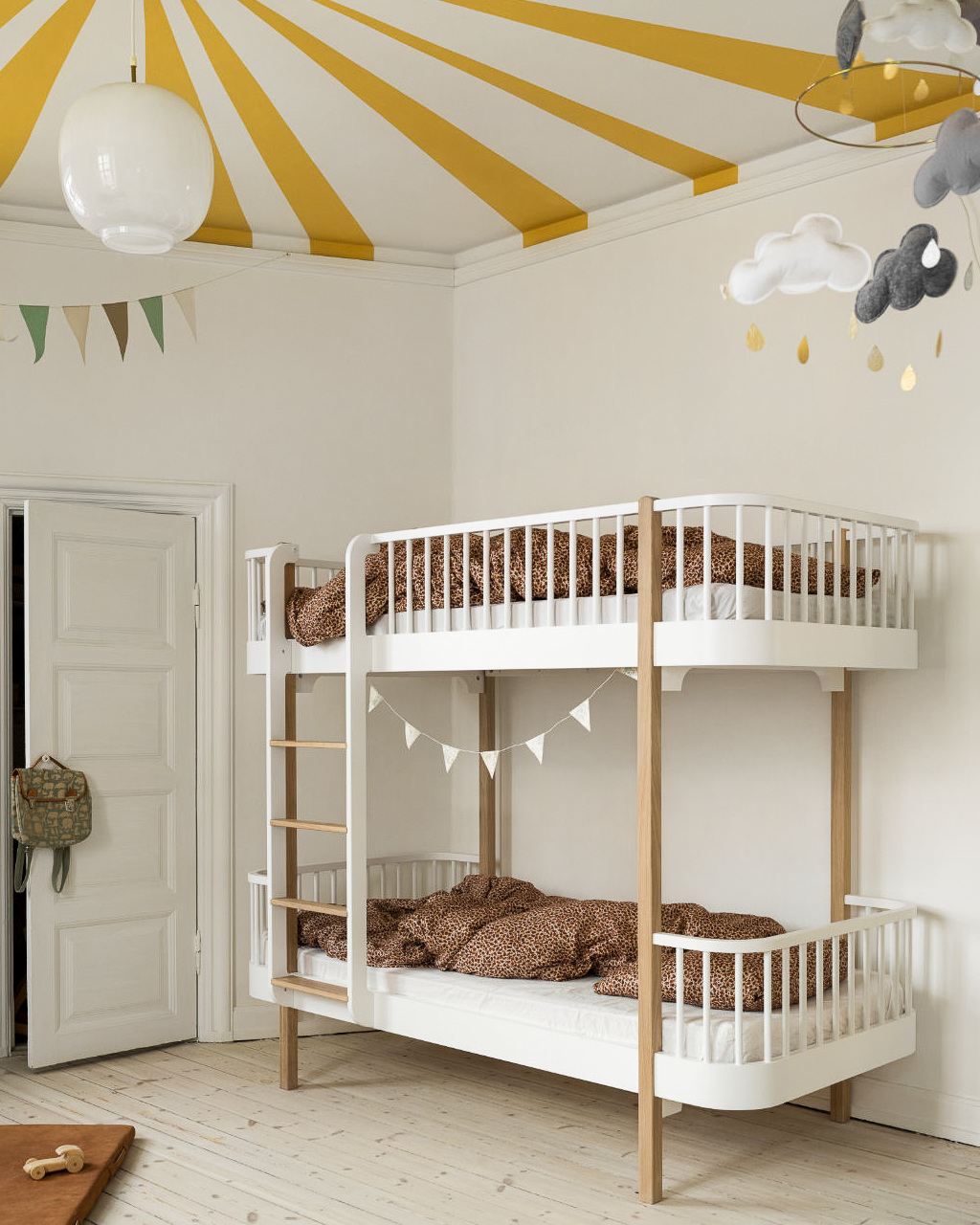 Etagenbett von Oliver Furniture spart Platz im kleinen Kinderzimmer