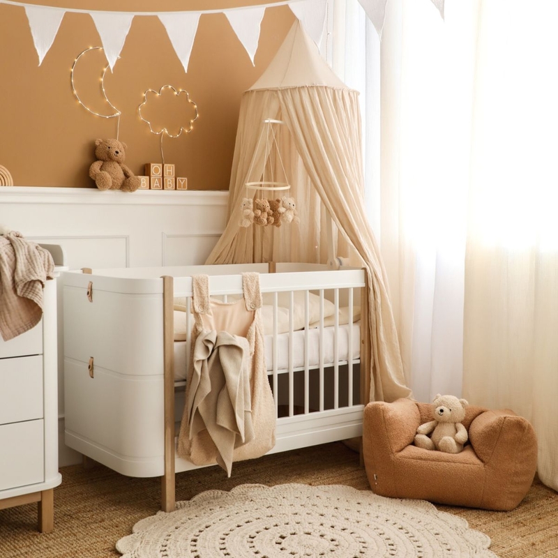 Babyzimmer in Beige &amp; Braun mit Bett, Kommode &amp; Jollein Deko