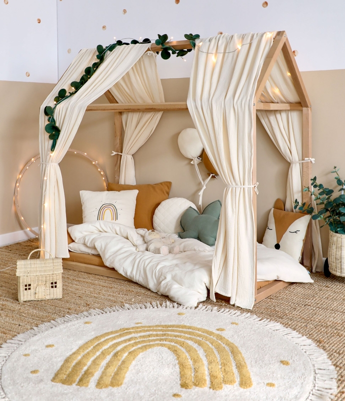 Kleinkindzimmer mit Montessori Hausbett &amp; Bio Textilien von Dinki Balloon